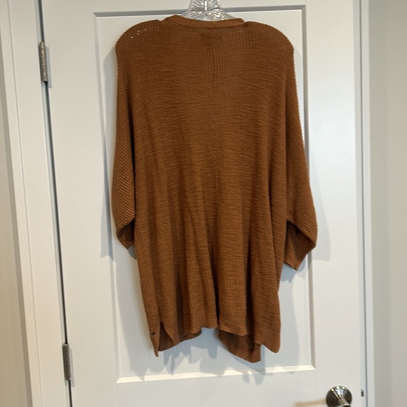 American Eagle beautiful rich terra cota colored cardigan. Size medium. - Picture 4 of 6